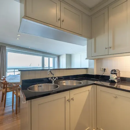 Apartment 1 Op De Zeedijk In Logie Marie Knokke-Heist